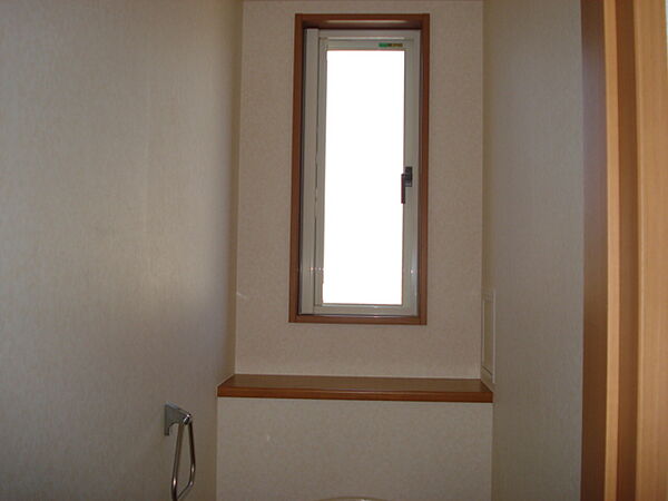 画像28:採光窓付きトイレ