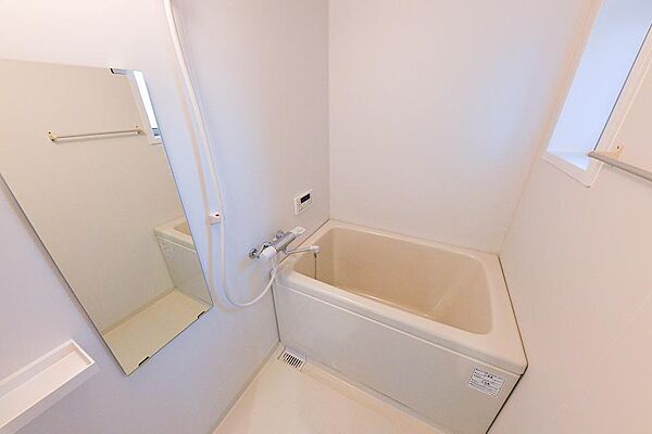 画像6:小窓から換気が出来る追い焚き機能付き浴室