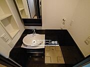 ボウルタイプの洗面台が脱衣室までオシャレな空間に！