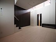 高い位置にある窓が室内の明るさと風通しを良くします