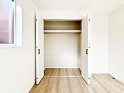 クローゼットは棚やハンガーパイプが付いた使いやすい設計。収納BOXなどもスッキリ収納できます。普段使わない季節用品やトランクなど、大きなものもラクラク収納できます。