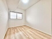 一日の疲れをいやしてくれる主寝室。時を忘れて過ごす場所として過ごせるお部屋です。窓からたっぷりと陽光が注がれる明るい空間は家族の成長に対応できる永住仕様の間取り。