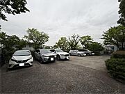 建物につながる駐車スペース。重いものの、荷物の出し入れも安心。小さなお子様も安心・安全の乗り降りができます。車が汚れたら洗えるのもうれしいですね。 