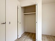クローゼットには棚やハンガーパイプが備えられているので、大切なお洋服にしわを付けずにそのまましまうことが出来ます。思い出と一緒に大切に保管しましょう。