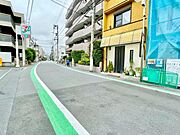 前面道路は整備されており、落ち着いた住宅街に位置しています。