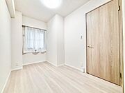 住まう方自身でカスタマイズして頂けるようにシンプルにデザインされた室内。自由度が高いので家具やレイアウトでお好みの空間を創り上げられます。
