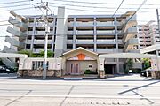 落ち着いた色合いで、周囲の街並みに馴染む外観です。