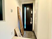 清潔感のある空間を保てるよう、収納スペースを広く設けていますので、たくさんある靴もすべて収納して頂け、玄関をスッキリ綺麗な空間に纏めます。