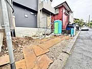 駐車スペースは二台分。一台だけ停めていただく場合でも、余ったスペースに自転車やバイク、物置なども置いていただけます。