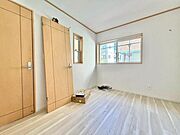 住まう方自身でカスタマイズして頂けるようにシンプルにデザインされた室内。自由度が高いので家具やレイアウトでお好みの空間を創り上げられます。