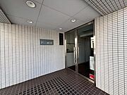 清潔感のある明るいエントランスが、毎日の帰宅を心地よく迎えてくれます。