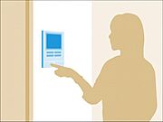 来訪者を鮮明な画像で確認できるTVモニター付インターホン。夜間や天候の悪い日もしっかりとチェック。特に奥様やお子様だけでの在宅が多いご家族は必需品です。録画機能付きなら後からも確認できます。