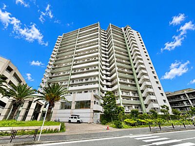 外観:爽やかな青空の下に贅沢なほどに降り注ぐ陽光、豊かな居住性とクオリティが見事に調和した住空間は住まうことの喜びを感じさせてくれます。 外観:爽やかな青空の下に贅沢なほどに降り注ぐ陽光、豊かな居住性とクオリティが見事に調和した住空間は住まうことの喜びを感じさせてくれます。