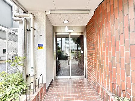 清潔感のある明るいエントランスが、毎日の帰宅を心地よく迎えてくれます。