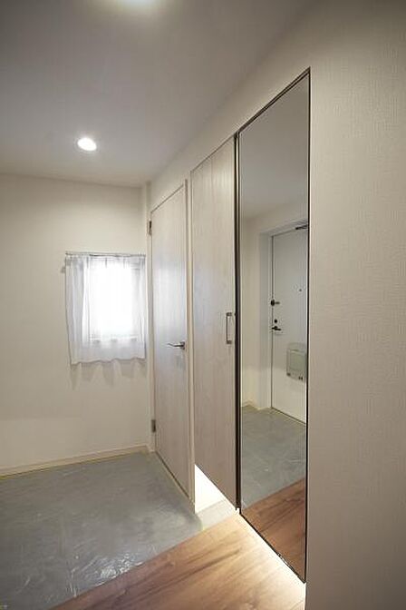 毎日気持ちよく出入りできる、明るく開放的な玄関です。