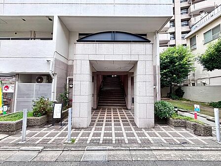 高い雰囲気を漂わせて上質な空間を作り出します。満ち足りたプライベートシーンへと誘う気品がありますね。