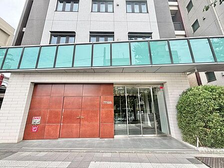 優雅さも感じられる重厚で高級感のあるエントランスです。
