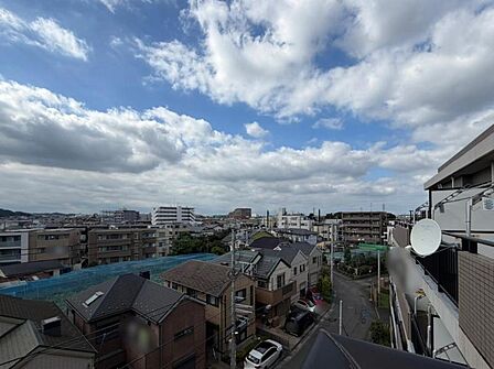 風の通り道。舞い込んでくる風が優しく躍り、室内に爽やかな空気を運んでくる。そこに季節の息吹を感じて、いまがどんな季節なのかを実感する。