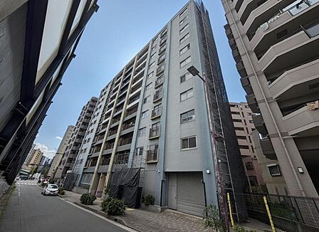落ち着いた色合いで、周囲の街並みに馴染む外観です。