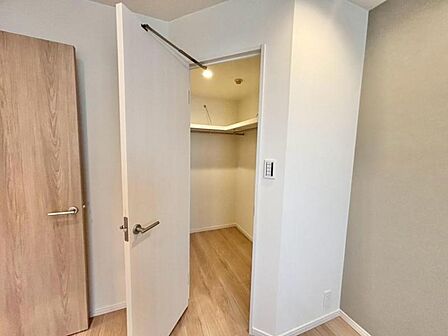 使い勝手の良い収納が豊富で、物が多くてもスッキリ片付けられます。