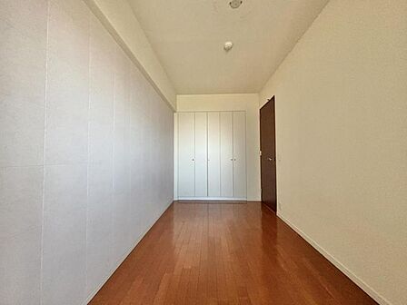 過ぎ行く時間をゆったりと感じることができる落ち着いたお部屋。リビングで楽しく過ごした後はプライベートな時間を満喫できます。静かな環境でリラックスタイムをスタートさせてください。