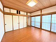 LDK 隣の和室です。畳は表替えをし、壁、天井はクリーニング済。障子ふすまは交換しました♪