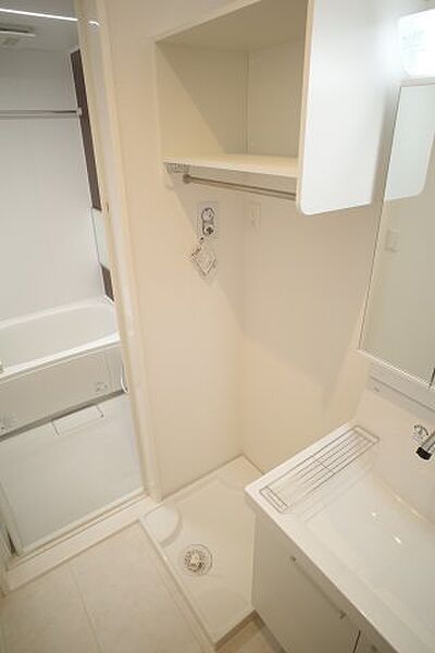 画像14:洗濯機置き場の上に棚があると洗剤やタオルを置けて便利です！