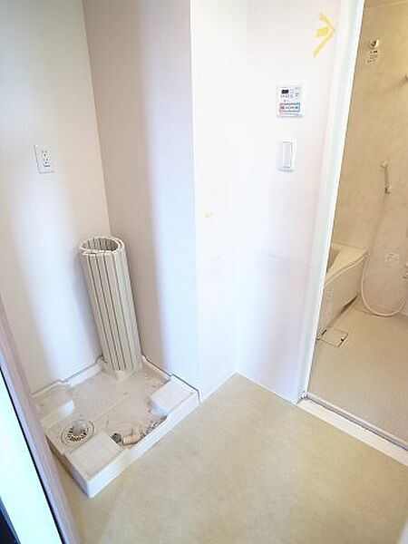 画像14:浴室の前に洗濯機置き場は定位置です。