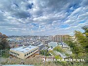 【眺望現地】朝の澄んだ空気や、夕方に吹く清々しい風を五感で感じられるバルコニー。 