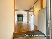 【玄関】お客様をお迎えする玄関は落ち着いた雰囲気。帰り着くたびに洗練されたテイストの空間に迎えられ誇りと喜びを感じる玄関まわりです。