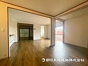 【リビング】広いリビングは、家具の配置やインテリアの選択に柔軟性があり、好みに応じた空間作りが可能です