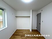 【収納】クローゼットにはスーツ類から丈の長いコート類まで何でも収納できる便利なスペースです。衣装ケースと併用することでセーター類なども収納でき自分だけのスペースにできます。  
