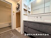 【洗面・脱衣所】日々忙しい共働き世帯に嬉しいカン太くん用のガス栓があるのでガス乾燥機設置可能です。天気予報とにらめっこする必要もなくなりますね 