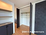 【キッチン】キッチン横にはパントリーあり。食料品だけでなく、調理器具などをしまっておくにもちょうど良い収納場所です。 