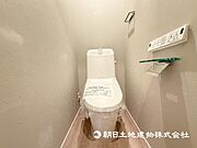 【トイレ】温水洗浄便座付きで年中快適なトイレです。クロスや床の色味も落ち着ける空間です