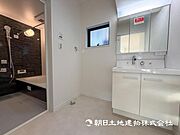 【洗面・脱衣所】日常使う場所だからこそ、機能性と収納力を兼ね備えた洗面台を採用です。毎日の朝の支度が楽しみになりますね。 