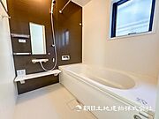【浴室】お洗濯にも重宝する浴室乾燥機付き。寒い時期もいつも温かいお湯に浸かれる追い焚き機能付きです。 