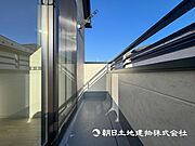 【バルコニー】思わず大きく深呼吸したくなるバルコニー！空が青く、近く、広く感じる事が出来ます 