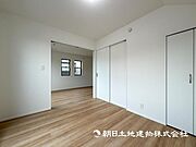 【洋室】柔らかい陽光が差し込む明るいお部屋を演出する設計！！彩光の取れる窓が気持ちの良いお部屋です！ 
