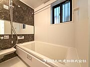 【浴室】お洗濯にも重宝する浴室乾燥機付き。寒い時期もいつも温かいお湯に浸かれる追い焚き機能付きです。 
