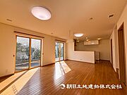 【リビング】家族だんらんの時間が増えそうなこだわりの空間！！大型の家具を配置しても余裕があります 