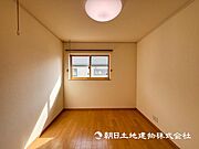 【洋室】大きな窓からたっぷりと陽光が注がれる明るい空間です。家族の成長に対応できる永住仕様の間取り！ 