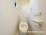 【トイレ】温水洗浄便座付きで年中快適なトイレです。クロスや床の色味も落ち着ける空間です 