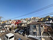【眺望現地】朝の澄んだ空気や、夕方に吹く清々しい風を五感で感じられるバルコニー。 