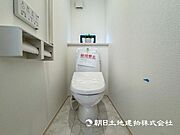 【トイレ】温水洗浄便座付きで年中快適なトイレです。クロスや床の色味も落ち着ける空間です 