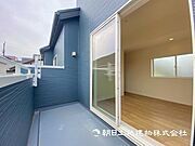 【バルコニー】思わず大きく深呼吸したくなるバルコニー！空が青く、近く、広く感じる事が出来ます 
