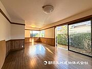 【リビング】家族だんらんの時間が増えそうなこだわりの空間！！大型の家具を配置しても余裕があります 
