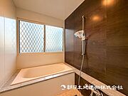 【浴室】ゆったりと寛げる広々バスで足を伸ばしてリラックス。　最新のユニットバスは設備も充実です 