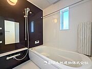 【浴室】ゆったりと寛げる広々バスで足を伸ばしてリラックス。　最新のユニットバスは設備も充実です 