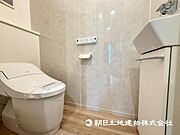 【トイレ】温水洗浄便座付きで年中快適なトイレです。クロスや床の色味も落ち着ける空間です 